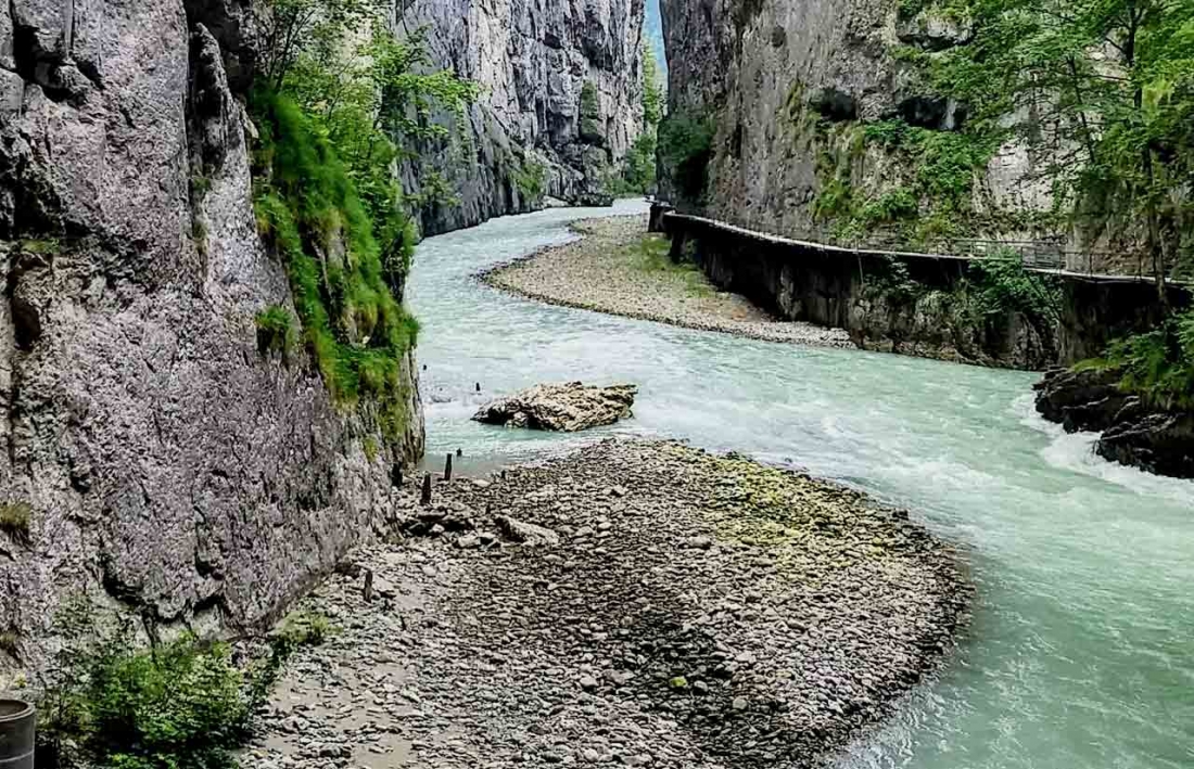 “A la deriva?, déjate llevar, libera el control y navega aquí.”