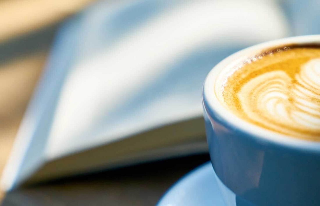 Regálate un instante para leer aquí, los rayos del sol eterno calientan para ti.