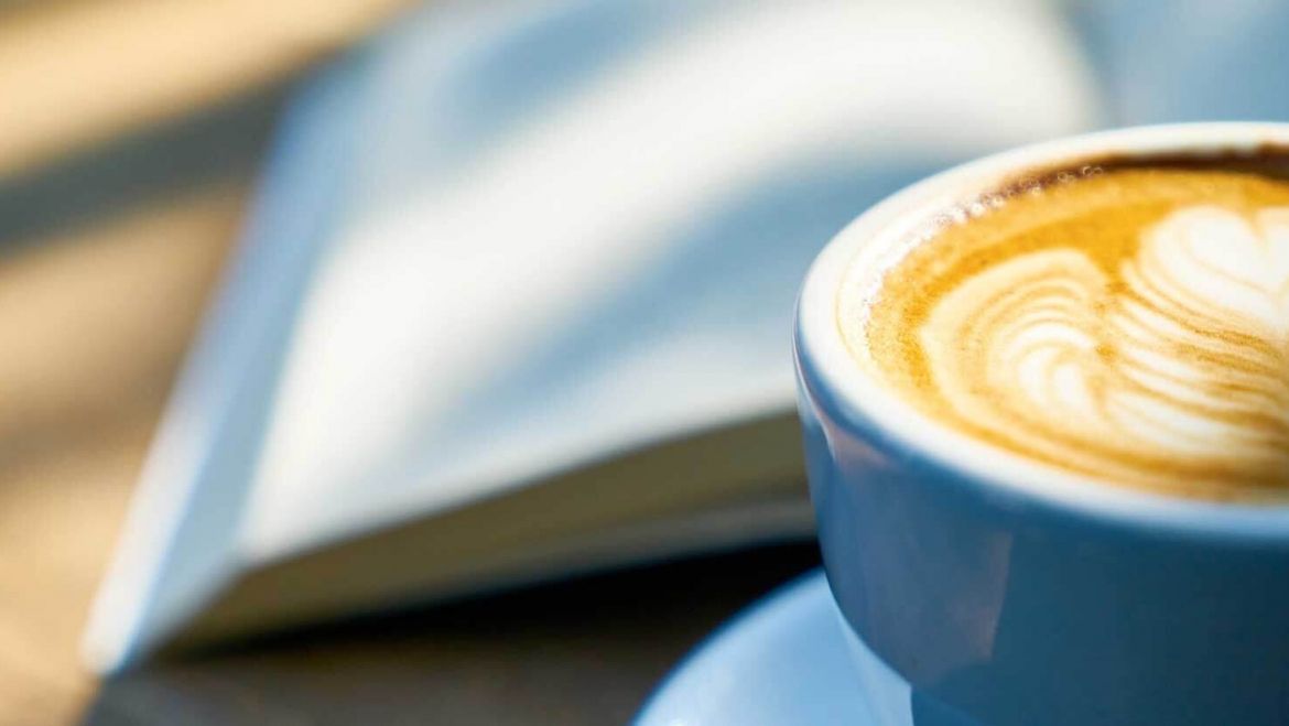 Regálate un instante para leer aquí, los rayos del sol eterno calientan para ti.